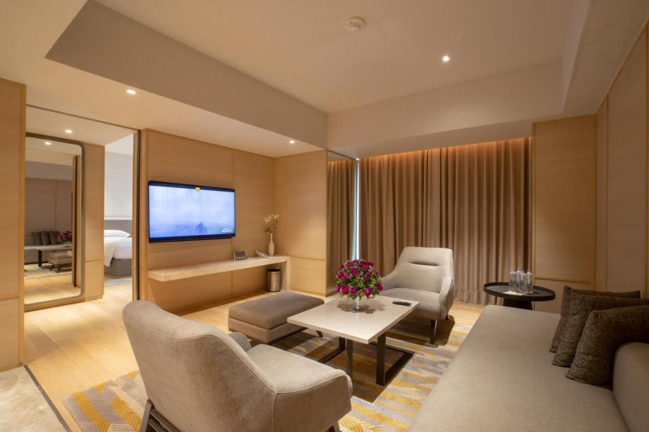 Courtyard By Marriott Ahmedabad Sindhu Bhavan Road Exteriér fotografie