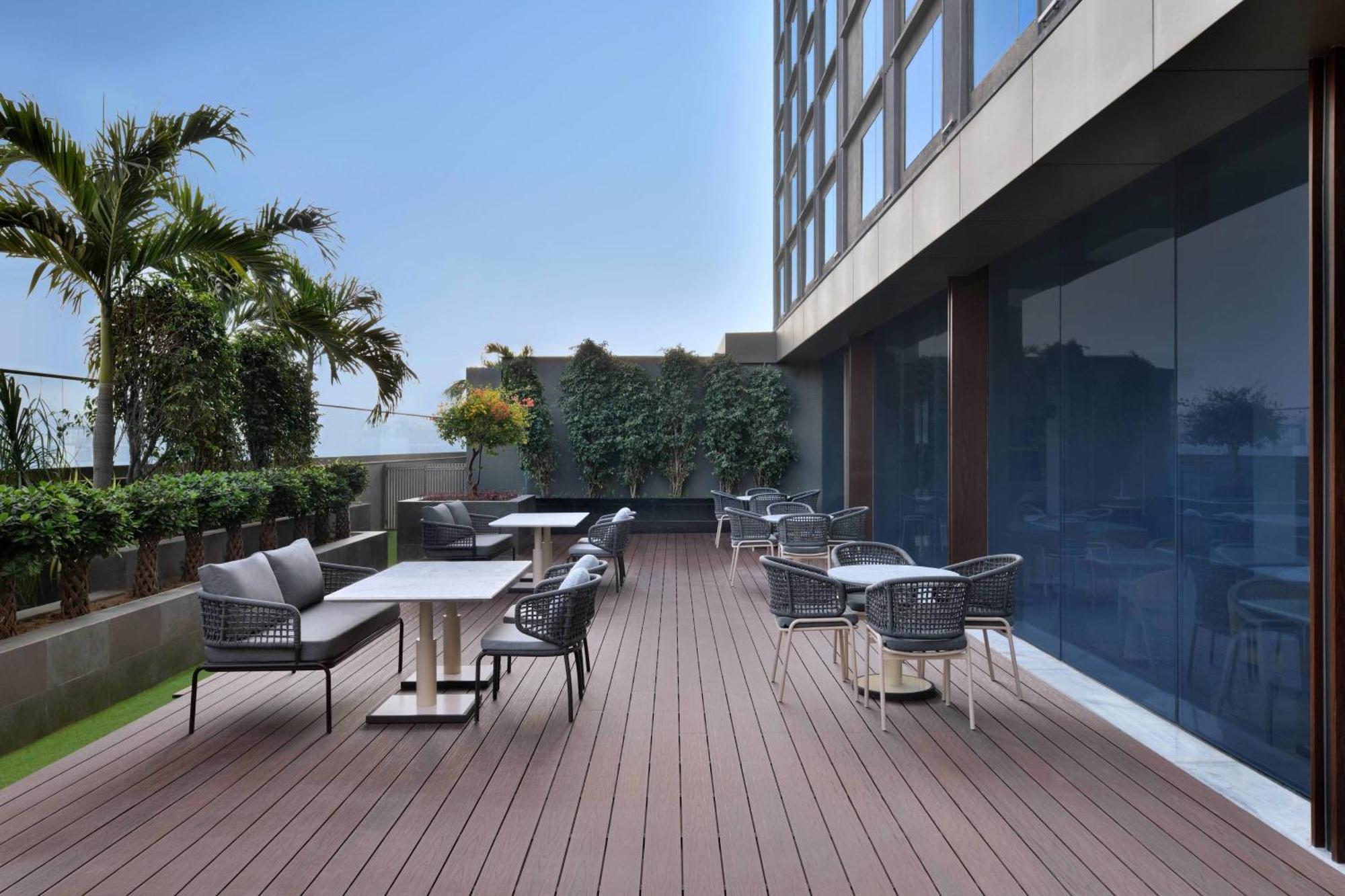 Courtyard By Marriott Ahmedabad Sindhu Bhavan Road Exteriér fotografie