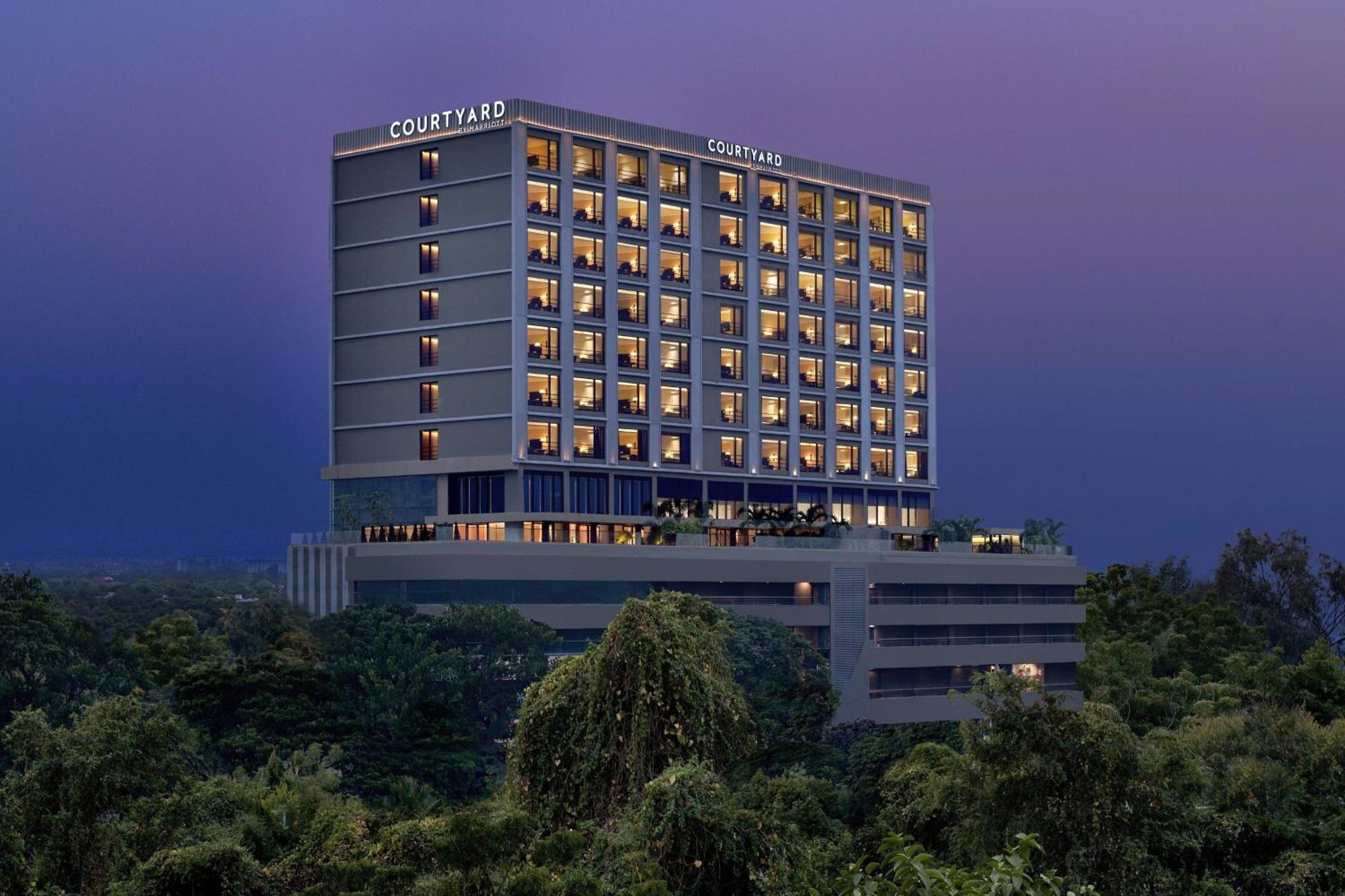 Courtyard By Marriott Ahmedabad Sindhu Bhavan Road Exteriér fotografie