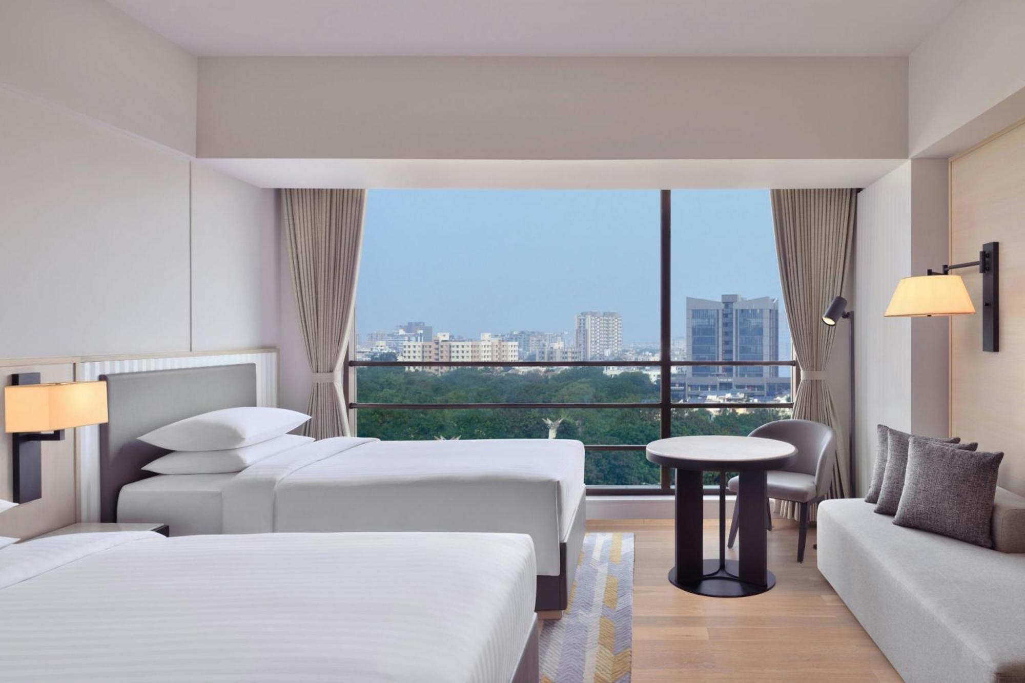 Courtyard By Marriott Ahmedabad Sindhu Bhavan Road Exteriér fotografie