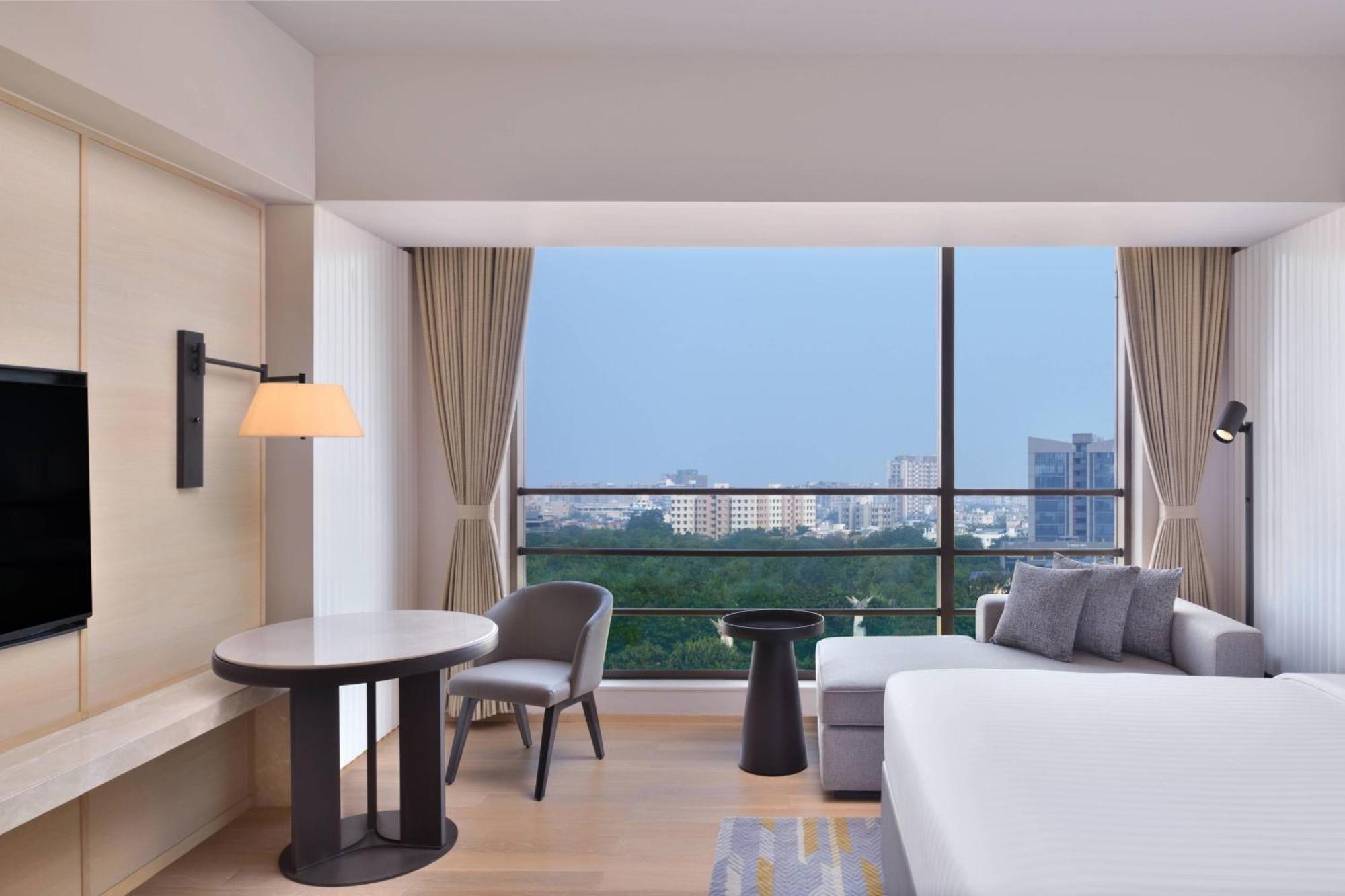 Courtyard By Marriott Ahmedabad Sindhu Bhavan Road Exteriér fotografie